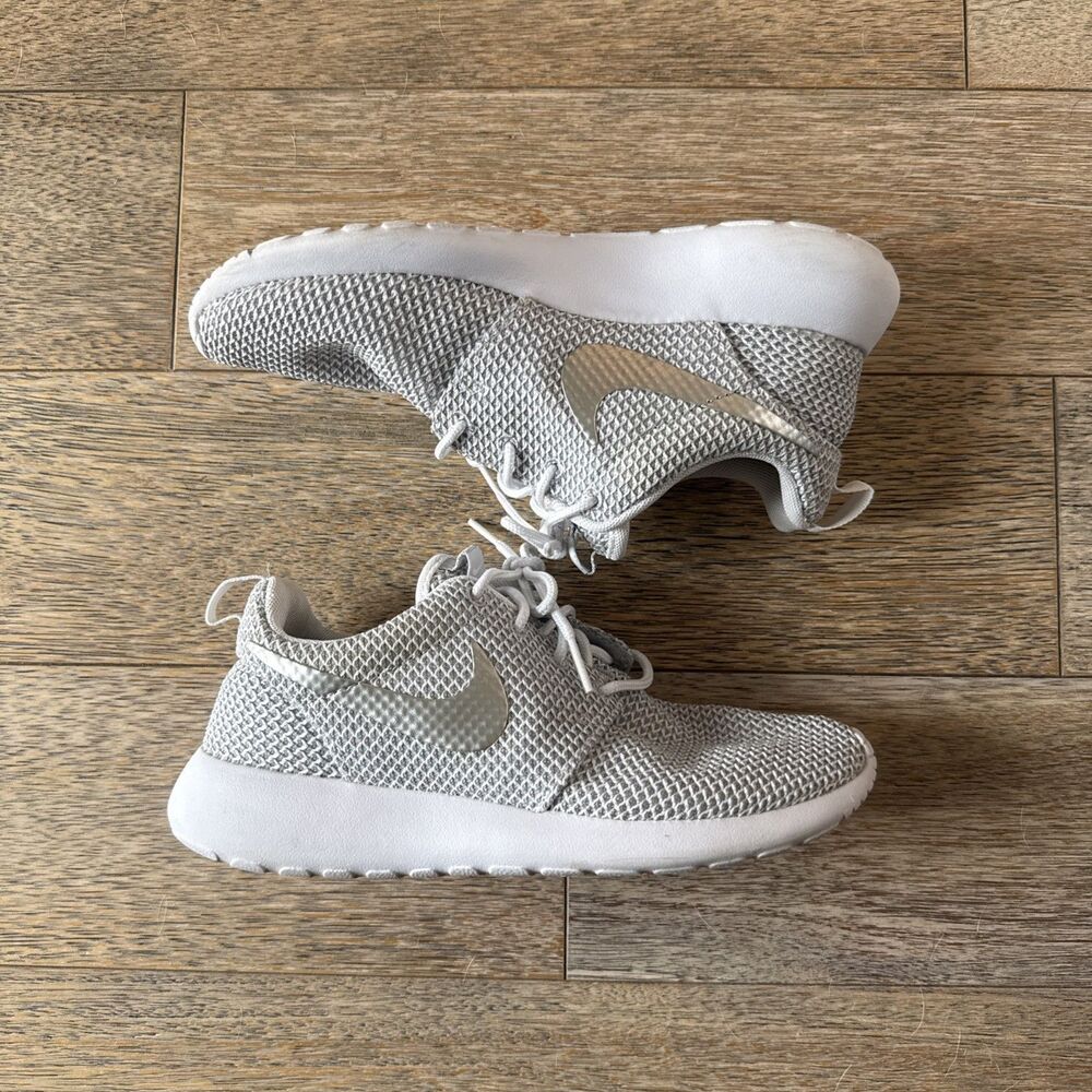 Nike Roshe Run Metallic Platinum Women’s Size 5.5